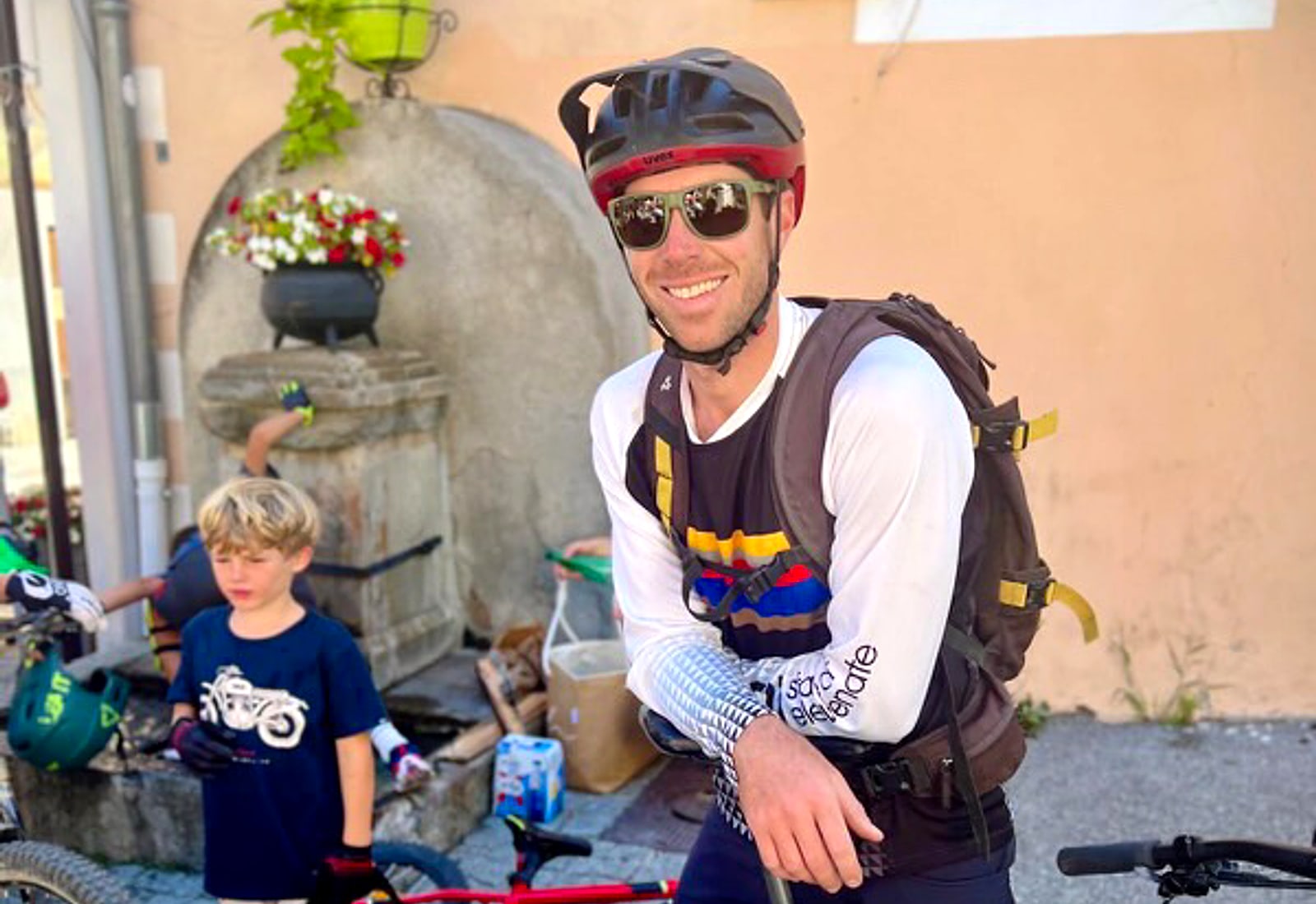 Maël accompagne un groupe de jeunes riders